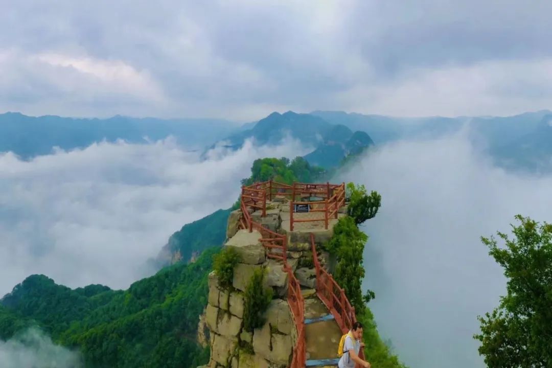 神农山风景秀美,山中有谷,谷中有山,登顶之后云烟雾绕,是非常难得的
