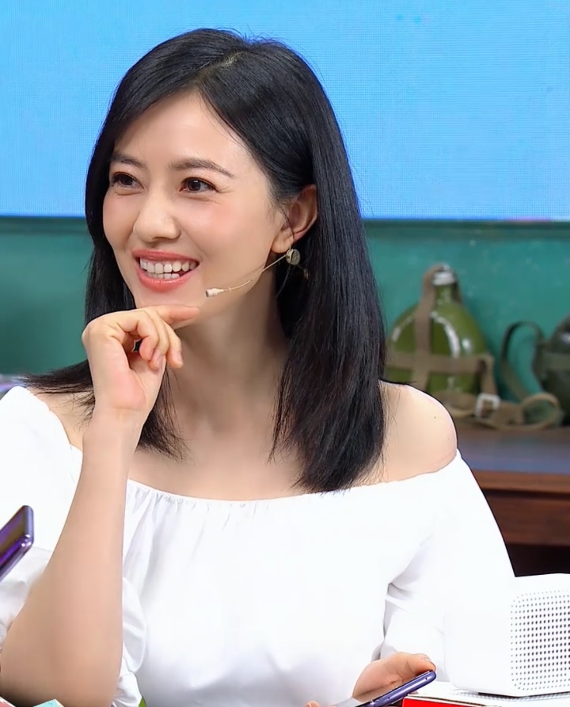高圆圆生女后复工与汪涵直播,样子憔悴鱼尾纹明显,高龄妈妈真不容易