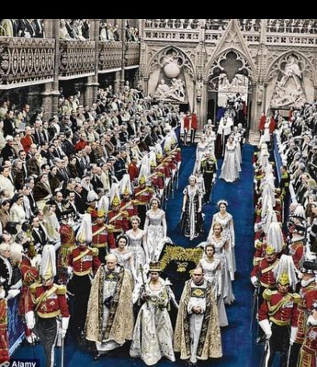 一篇看完女王67年前的加冕礼,王冠一戴,王权宝球的君主生涯开始