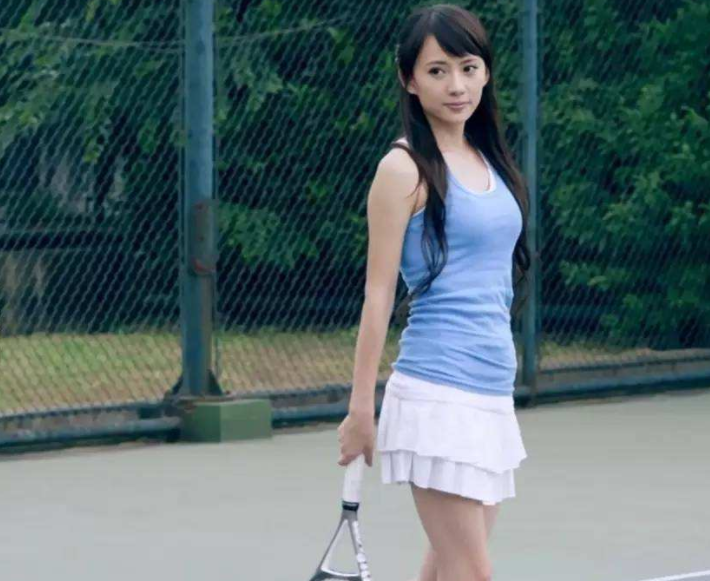 还记得《爱情公寓》里的诺澜吗?出道9年不出名,男友却