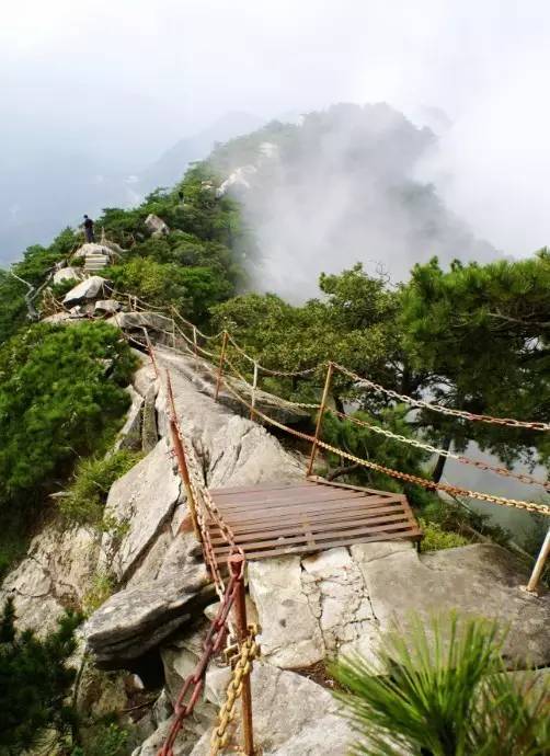 地址:薄刀峰风景区位于大别山主峰西侧