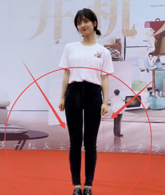 沈月生图最瘦的一次,本以为是修图,当看到路人照,这腿