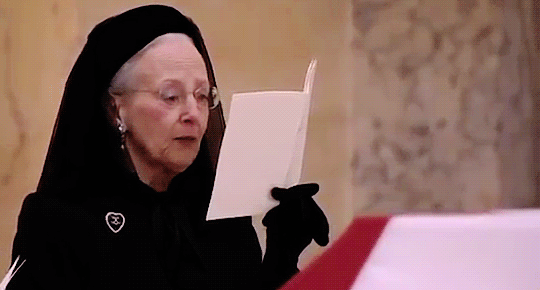 王室圈最酷女王:抽烟喝酒超放飞,