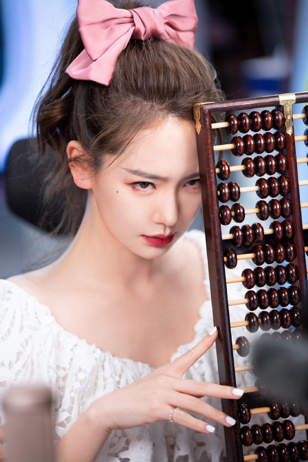 35岁戚薇少女心不减,4套造型搭配蝴蝶结,辣妈不输美少女?