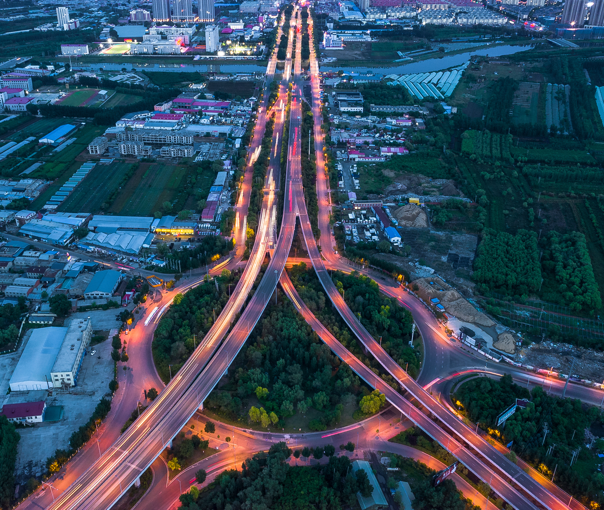 近些年随着哈尔滨市景观亮化工程的建设,夜色中城市立交桥美轮美奂