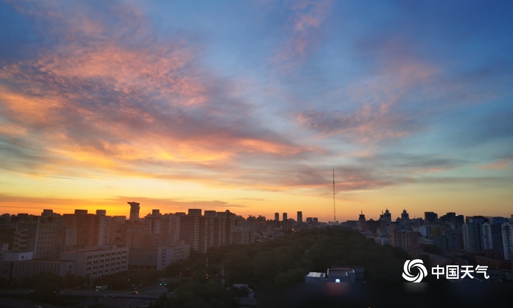 今晨(6月1日),北京太阳初升,一道道耀眼的光芒映衬出绝美朝霞,元气