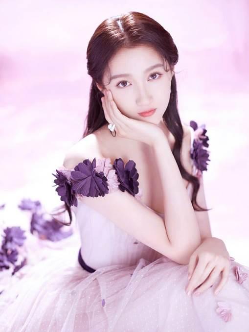 关晓彤太"强悍",礼裙婚纱都不耽误"秀腿",果然天生丽质