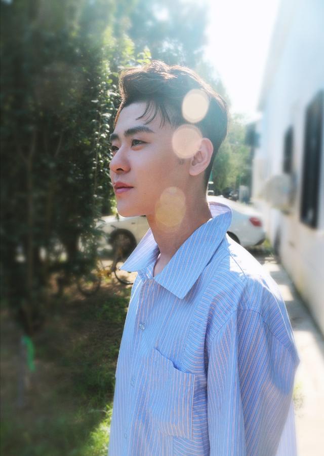 杨九郎穿休闲短袖青春减龄,张云雷偏爱印花装扮,痞帅时尚太帅气