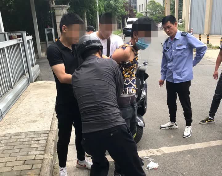 警察抓小偷,镇江街头上演真实版"跑男"!