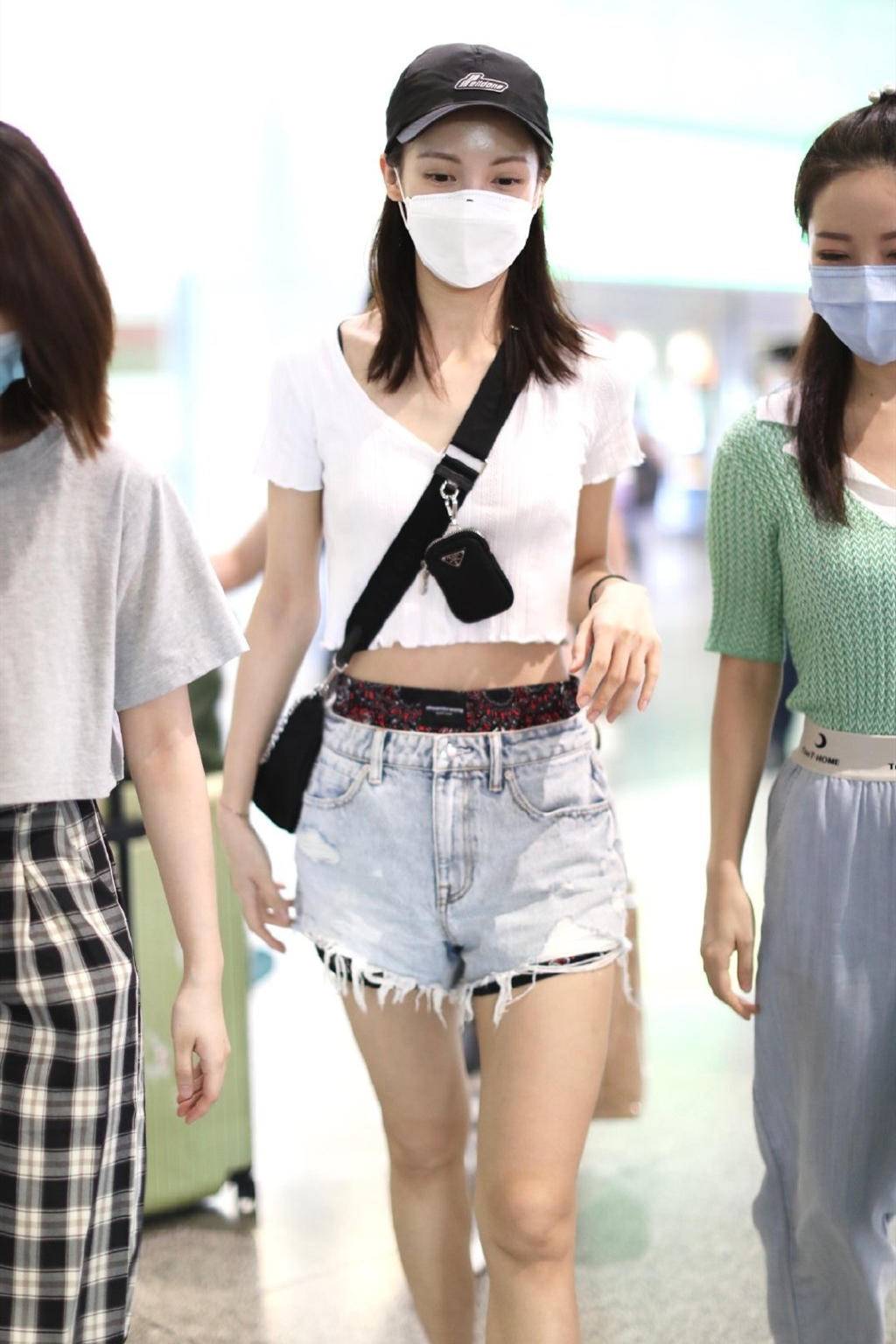 金晨参加姐姐后更瘦了,叠穿两条短裤不显臃肿,小细腰把我看服了