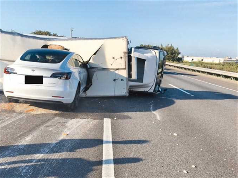 特斯拉高速撞上大货车,车主下车一脸疑惑:不是应该自己停吗?