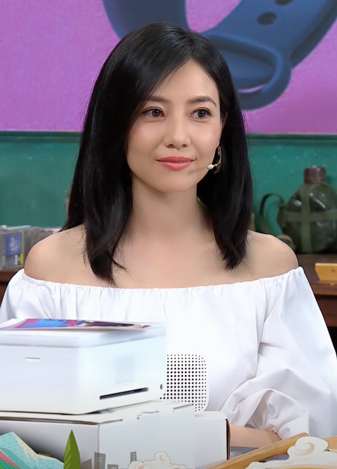 高圆圆标志性黑发配一字肩靓丽明媚,女神感依旧,被夸不像41岁!