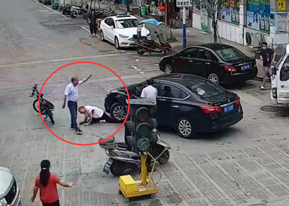 乐清一男子被卷入车底,过路老伯招呼众人抬车施救