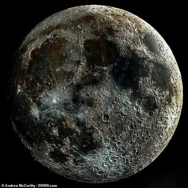 摄影师拼出史上最清晰的291m月球照,由50000张照片合成的月亮