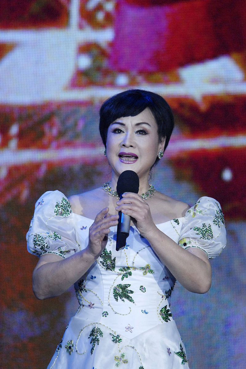 李谷一真是美在骨子里,穿礼服裙美得优雅又高级,魅力很不一般