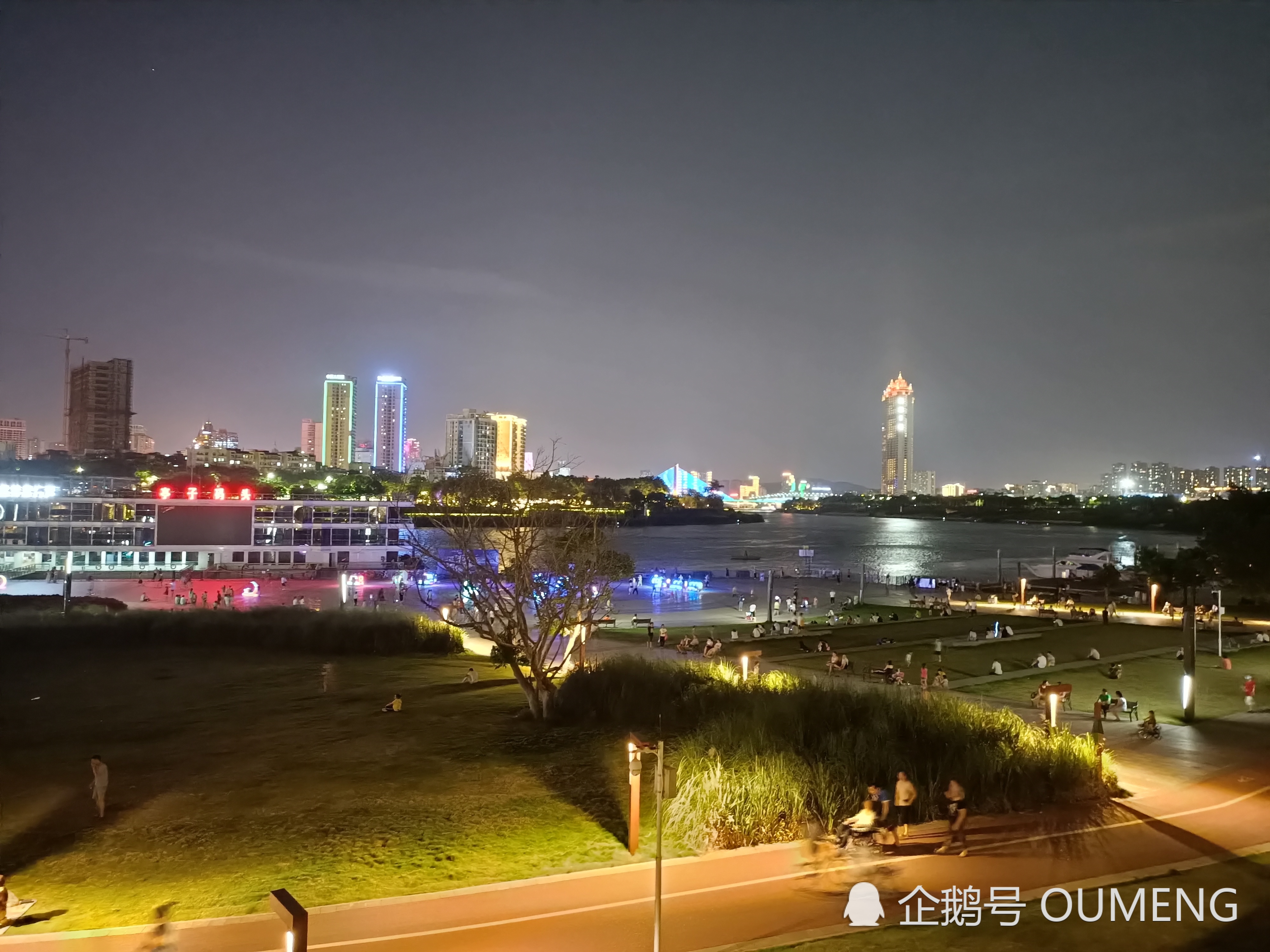 夜晚,南宁亭子滨江公园五彩斑斓,是人们休闲娱乐的好地方