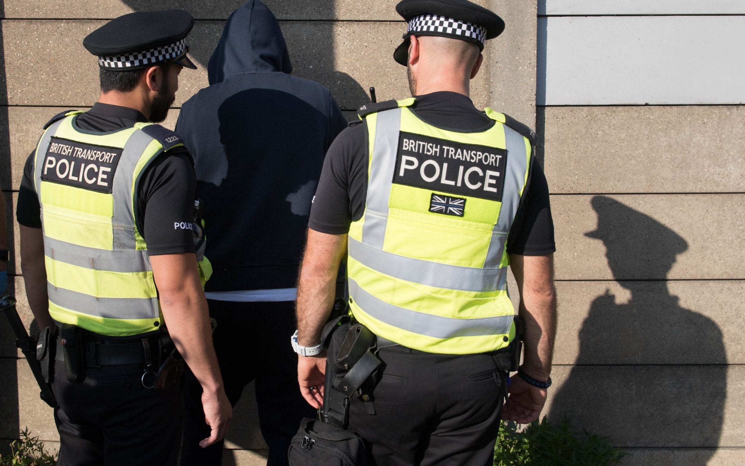 英国警察追捕涉毒嫌疑人途中,被100多名暴徒纠缠袭击