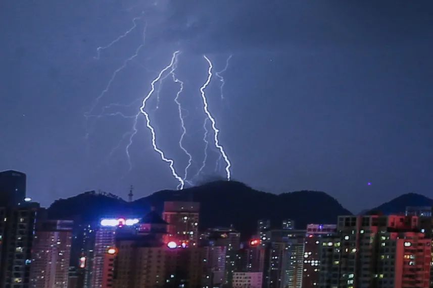 闪电!暴雨!今夜集中发货!贵阳人惊呼"台风啊?"