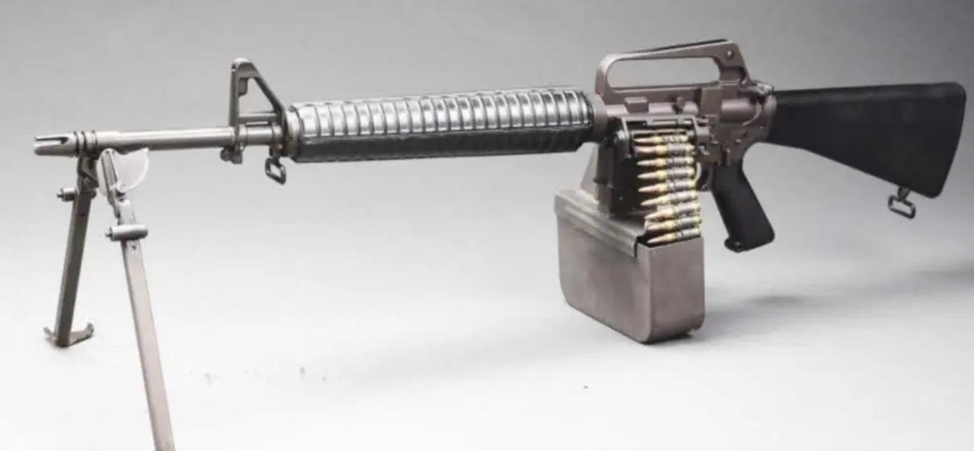 柯尔特造的重型ar-15步枪,弹容量100发,抵在肩上当机枪扫射
