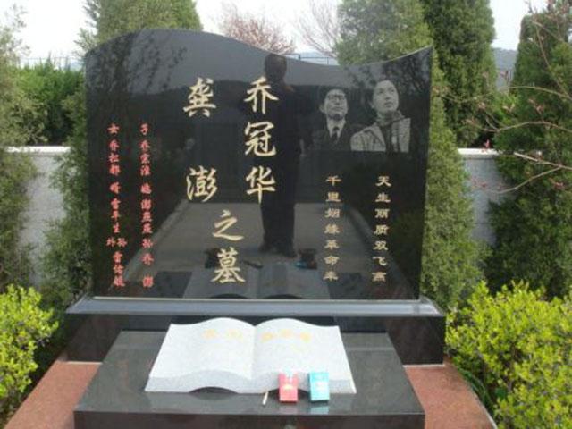 在乔龚夫妇的合葬墓碑上,刻着伟人赠予他们的诗句" 天生丽质双飞燕