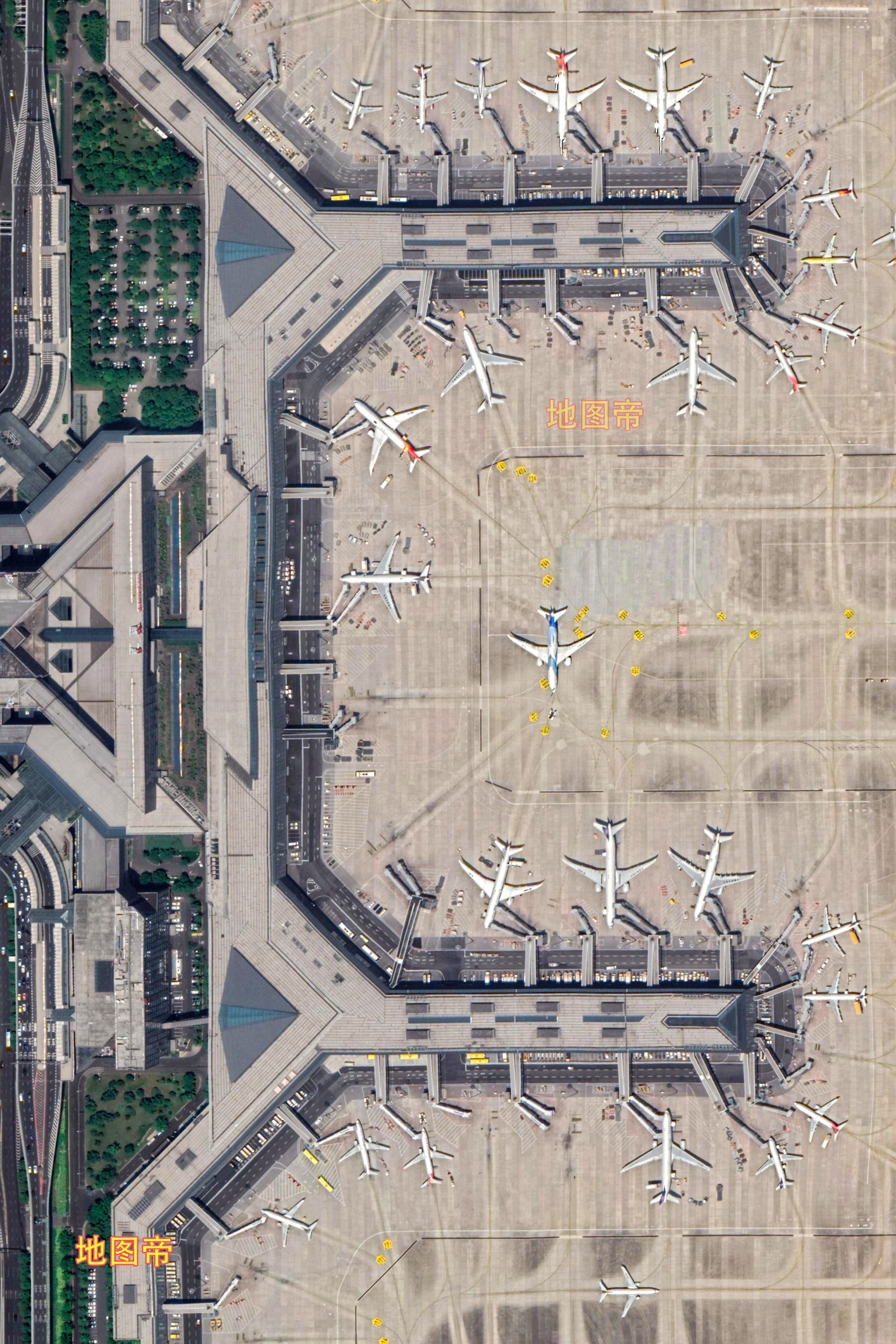 航拍上海虹桥国际机场,有国内首个近距离跑道,间距仅365米