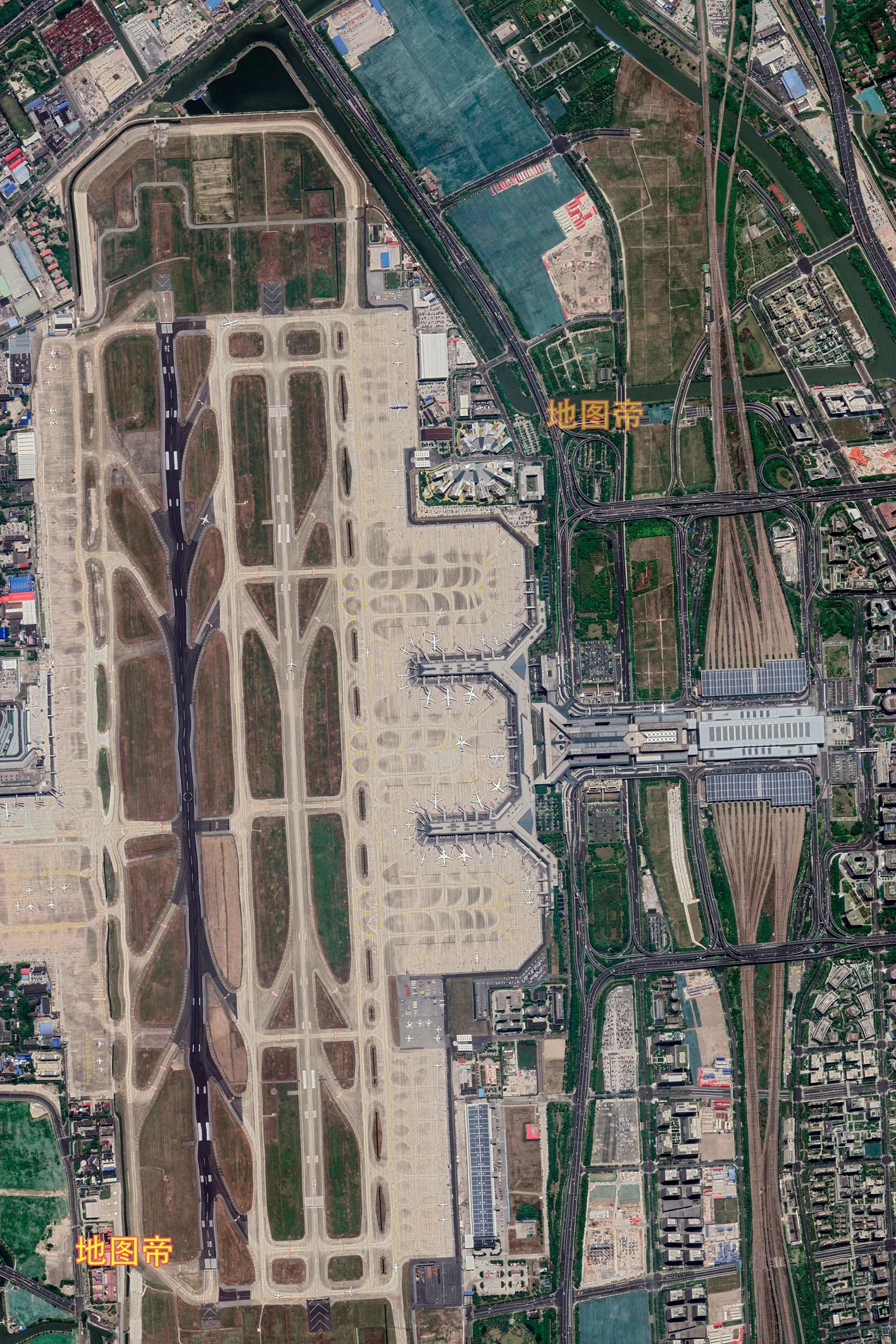航拍上海虹桥国际机场,有国内首个近距离跑道,间距仅365米