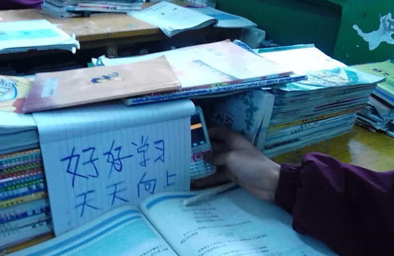 玩手机,上课,初中生,教室,学生党