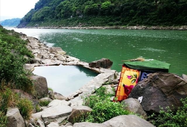 重庆"藏在"野外的天然温泉,游客很难找到,还不用门票