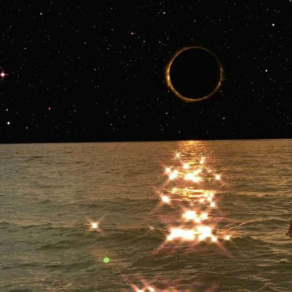 "虐心,催泪"的qq说说:月亮被嚼碎了变成星星,你就藏漫天的星光里