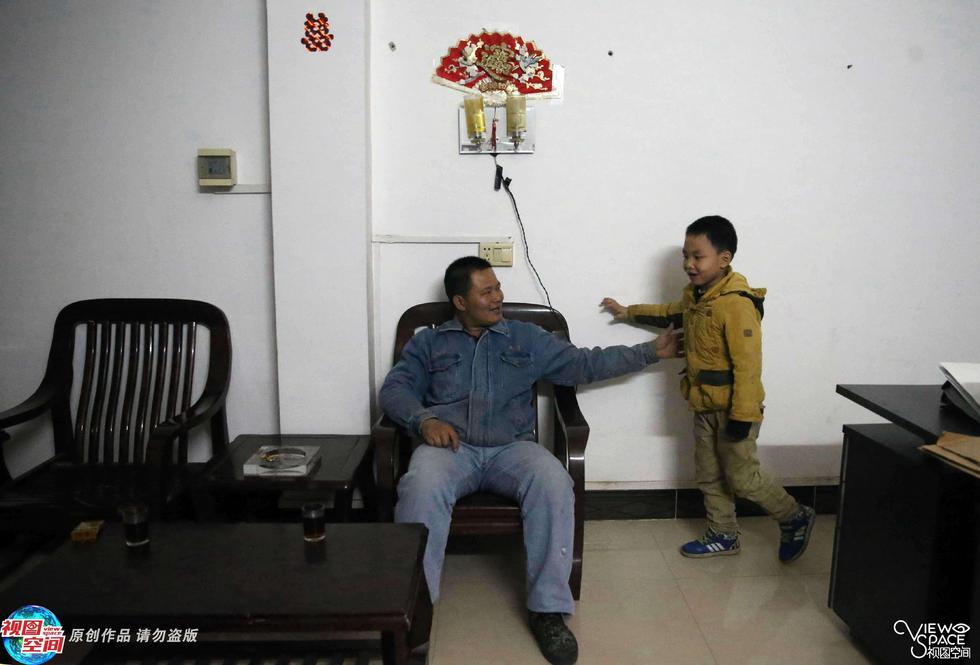 他为救儿女误了事业 为救事业要卖房