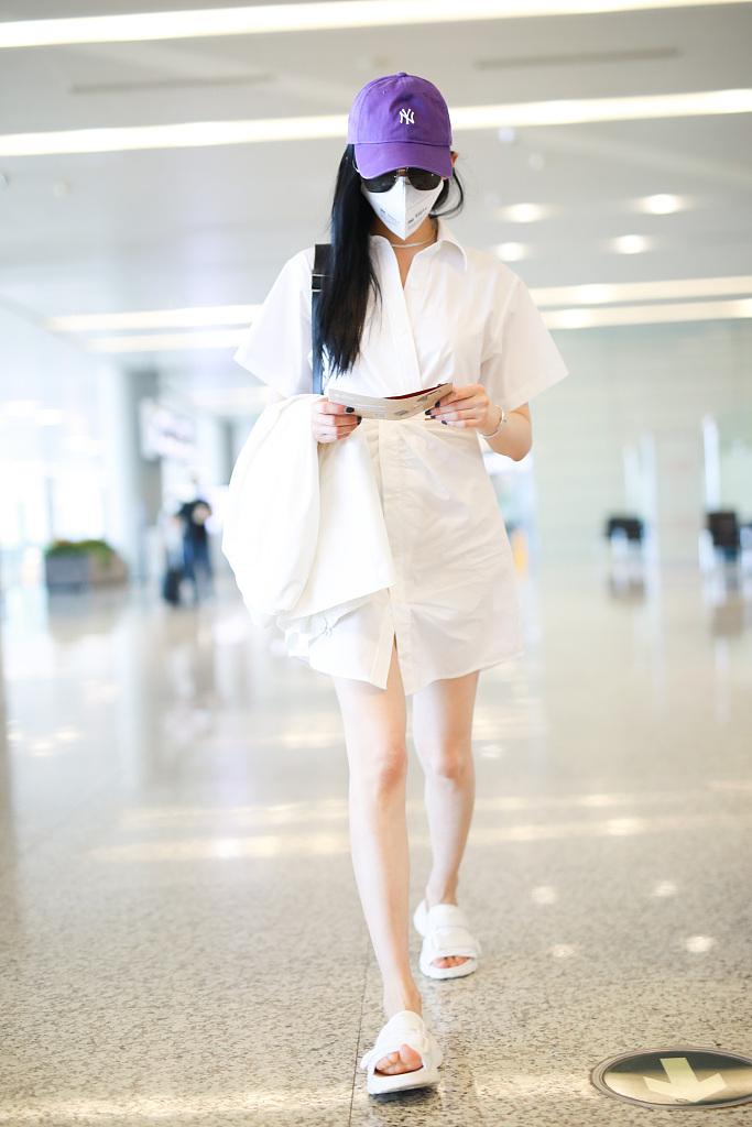 张天爱街拍:系带收腰衬衫裙丑拖鞋 清新自然