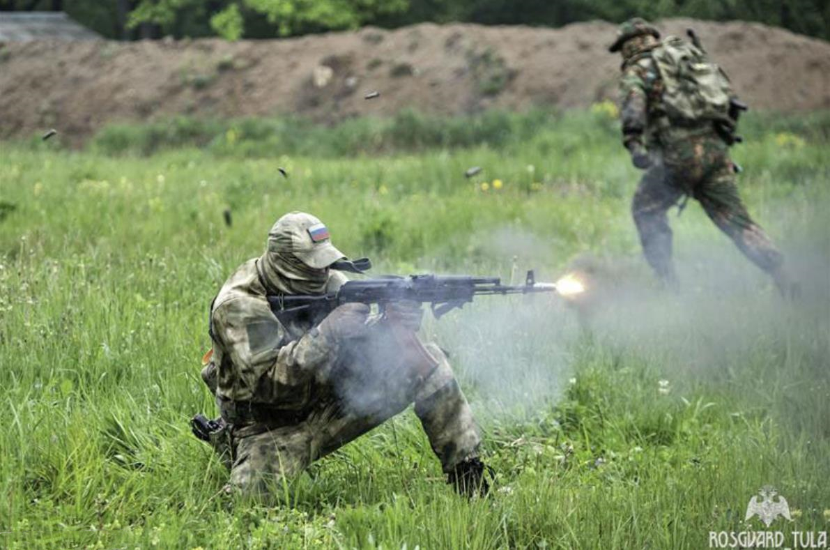 俄罗斯特种部队反恐训练,机枪,榴弹发射器随身带,敌人