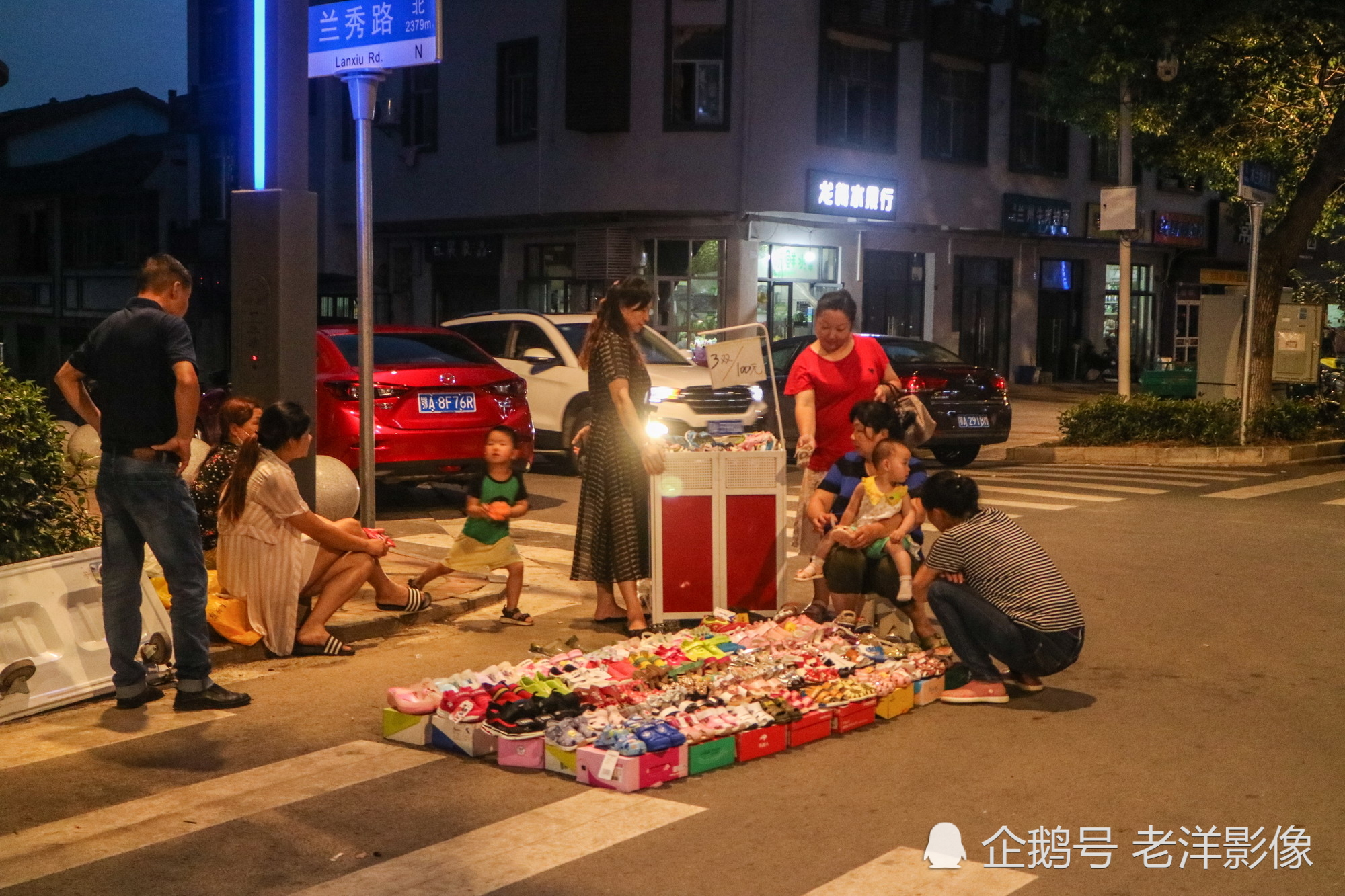 摆地摊,摆出了木兰乡繁华夜市,来看疫情后这偏远乡镇的人间烟火