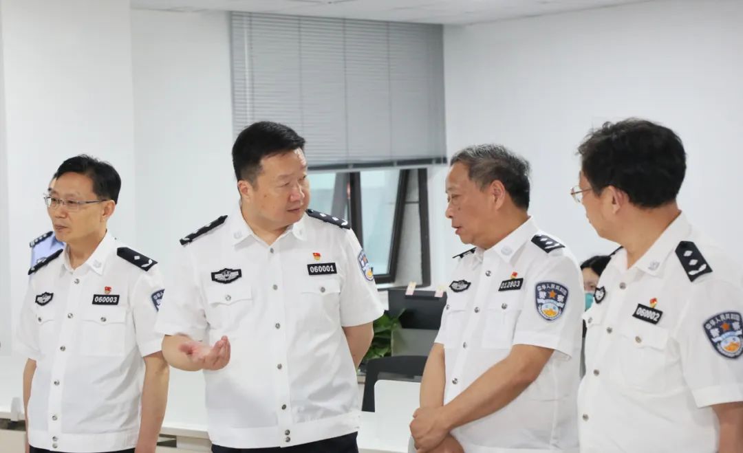 公安局长赴上海考察公安黑科技