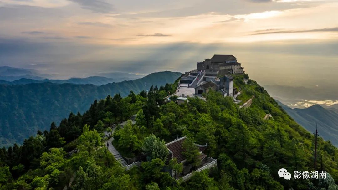 南岳衡山景区,一缕阳光洒在南岳衡山之巅的祝融峰.尹中宝 摄