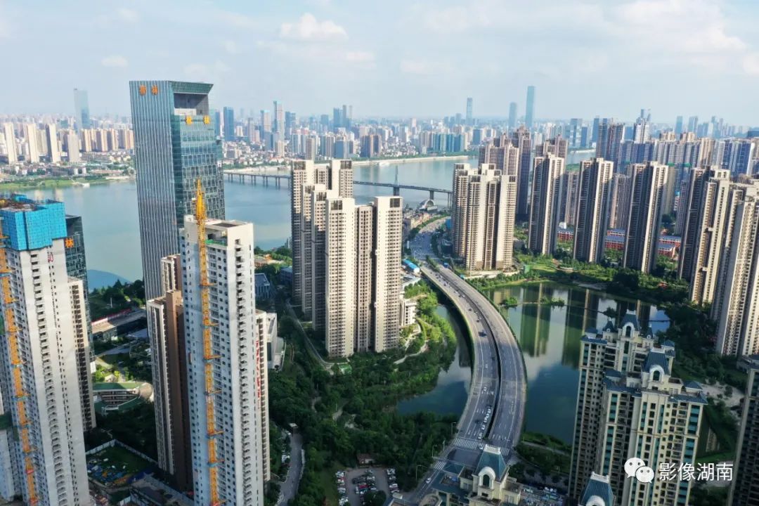 长沙湘江西岸的湖南金融中心,高楼林立,众多金融机构汇聚于此.