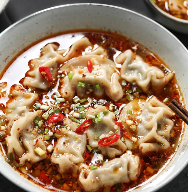 酸汤水饺,香菇猪肉馅,营养丰富,酸辣开胃,专治夏天不想吃饭!