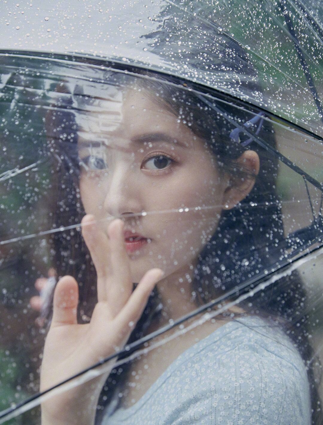 赵露思一则私服分享,夏日微雨中撑伞的复古油画少女