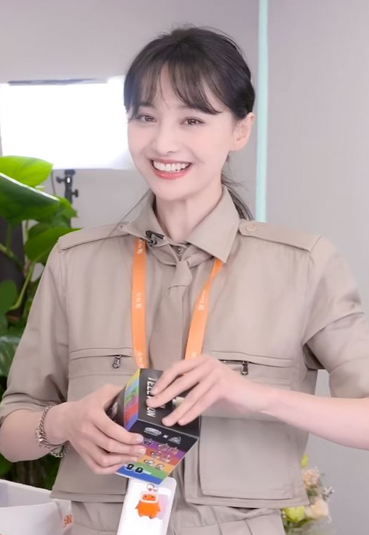 原来这才是郑爽的真实颜值!当她离开十级滤镜后,不敢相信自己的眼睛