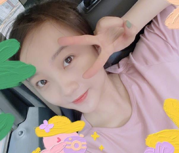 林妙可重拾20岁少女感,粉色t恤 绿色美甲,自拍比v青春