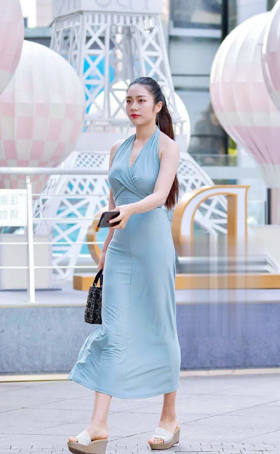街拍,小姐姐长发齐腰,一袭长裙,美丽又有魅力