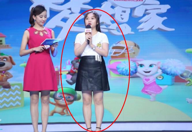 林妙可重拾20岁少女感,粉色t恤 绿色美甲,自拍比v青春