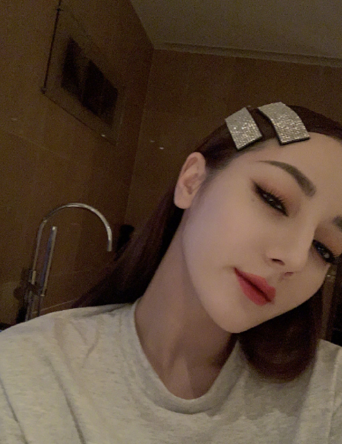 迪丽热巴生图比精修图还好看?快本生图暴露真实颜值,直角肩太绝