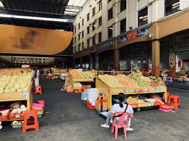 三亚最大的水果批发市场,很多小伙伴表示快递费比水果