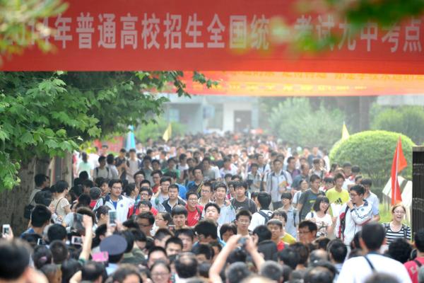 因此,很多学生将高考视为改变自己命运的一个机会,对于高考非常重视.