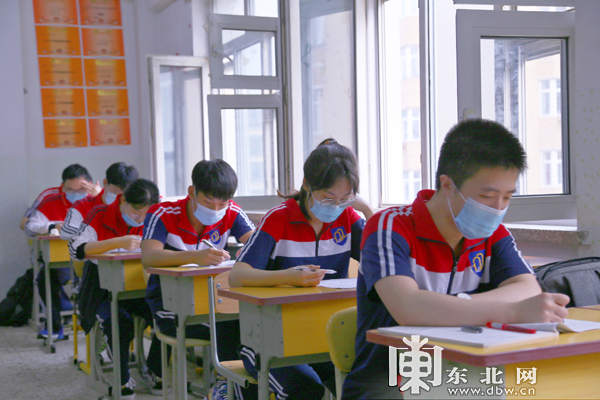 疫情期间,学生们全部自带午餐.东北网记者 安泽摄