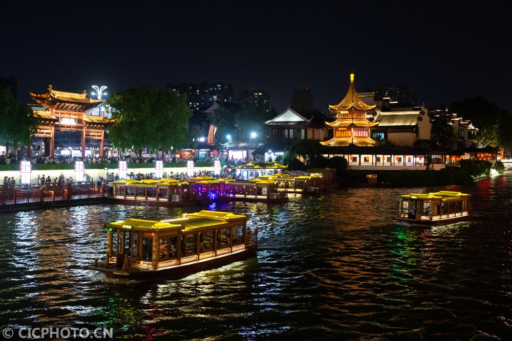 江苏南京:夜游秦淮感受"夜经济"活力