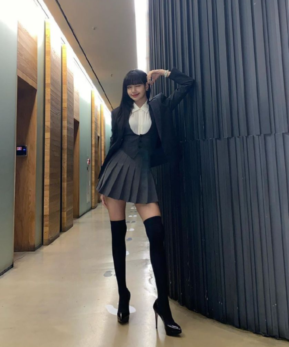 lisa无惧威胁,近照校服裙秀出"芭比腿",终于懂了女团压力