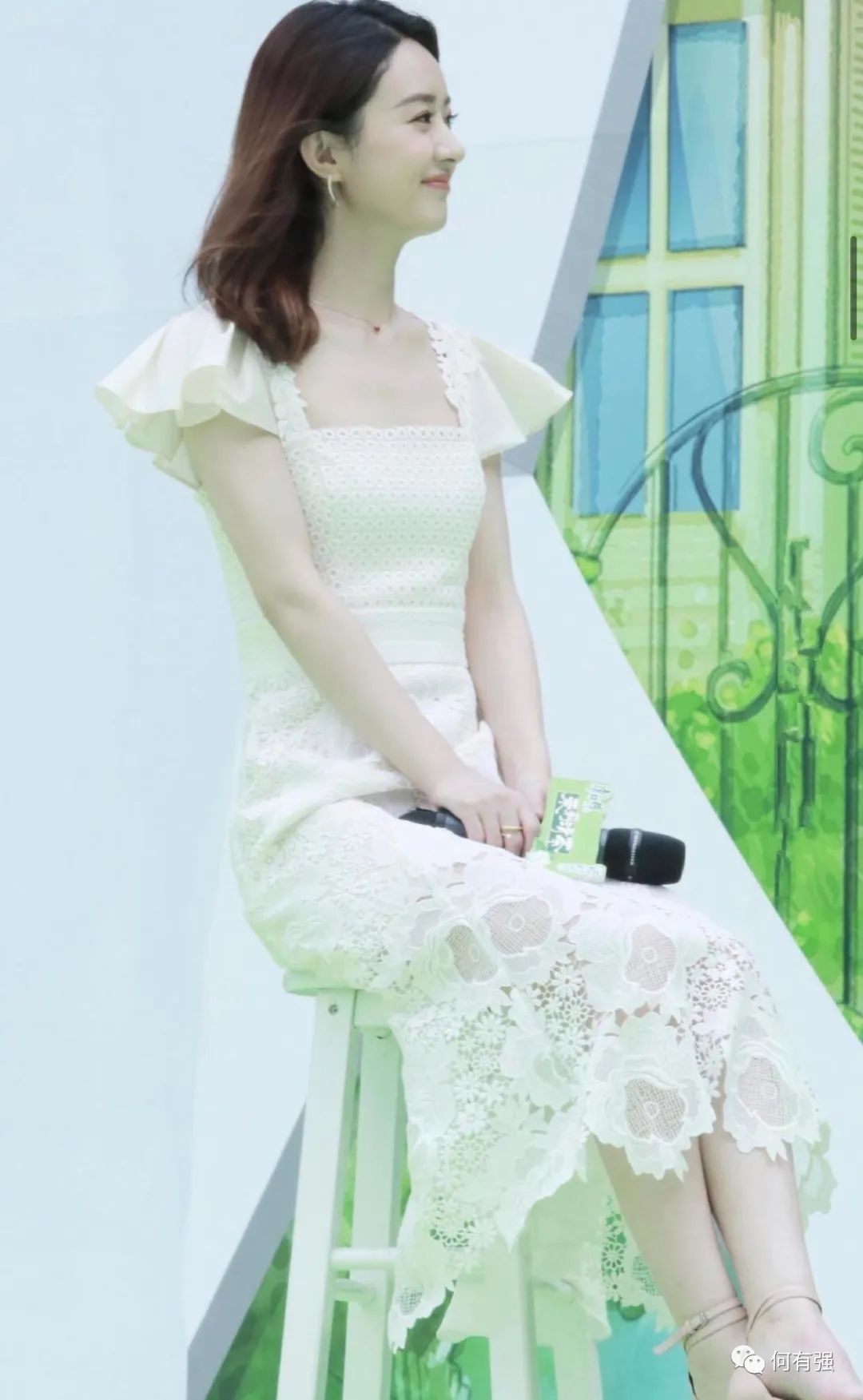 赵丽颖生娃后还那么有少女感,一袭白色连衣裙优雅俏皮