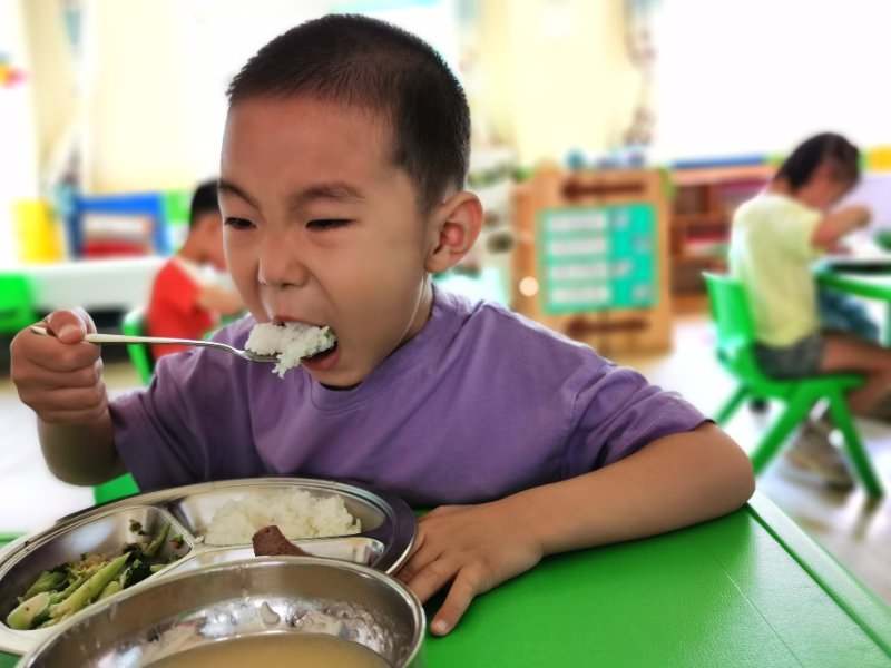 济南市幼儿园开学第一天,午饭怎么吃?萌娃进餐图向你袭来
